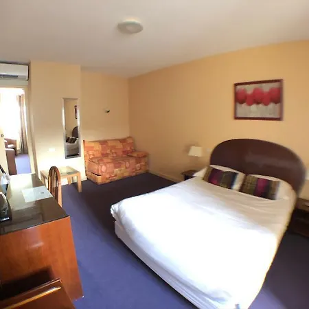 ホテル Logis Auv'hotel 3*