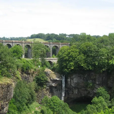 فندق Logis Auv'hotel 3*