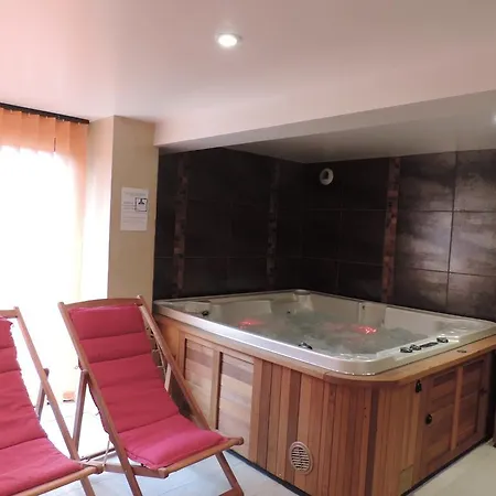 Отель Logis Auv'hotel 3*