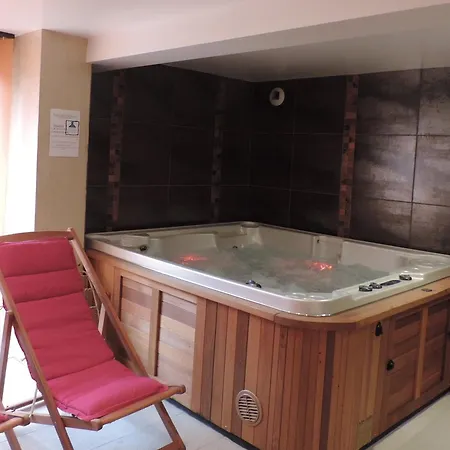 Logis Auv'hotel ホテル 3*