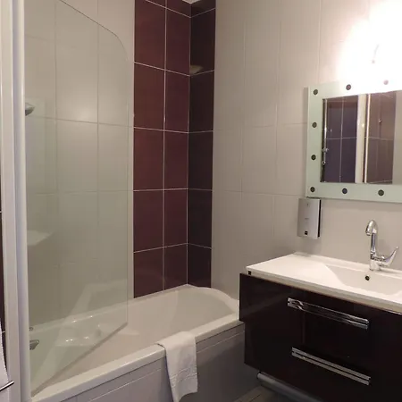 Logis Auv'hotel 3* مورياك